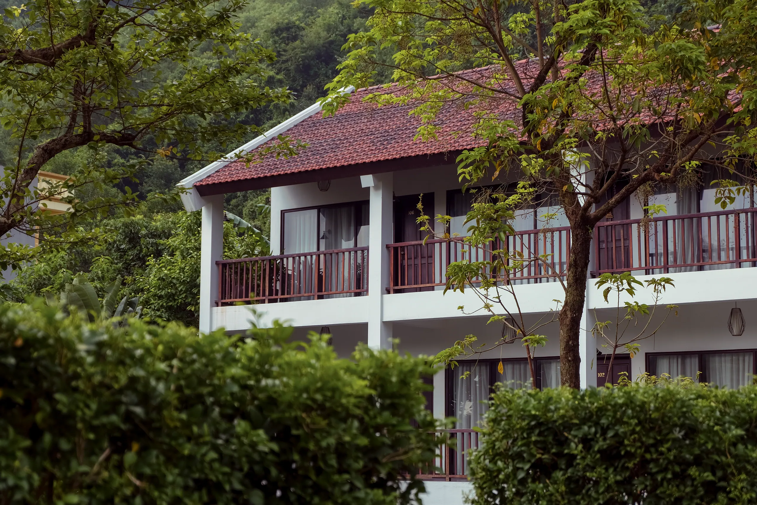 Tòa nhà nghỉ dưỡng Aravinda giữa cây xanh