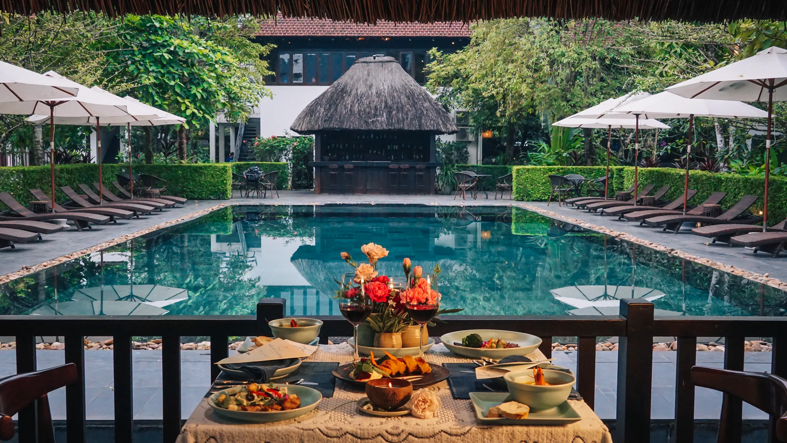 Hồ bơi Aravinda và bàn trà chiều