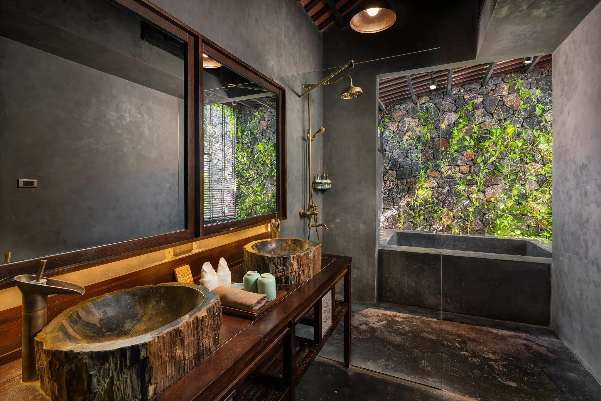 Phòng tắm với bồn tắm và vòi sen trong villa
