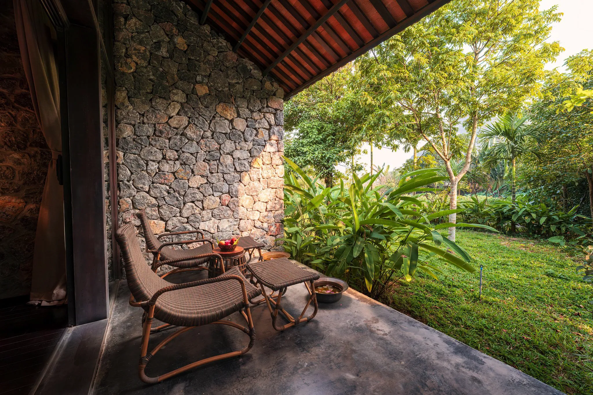 Hiên nghỉ hướng ra khu vườn Aravinda