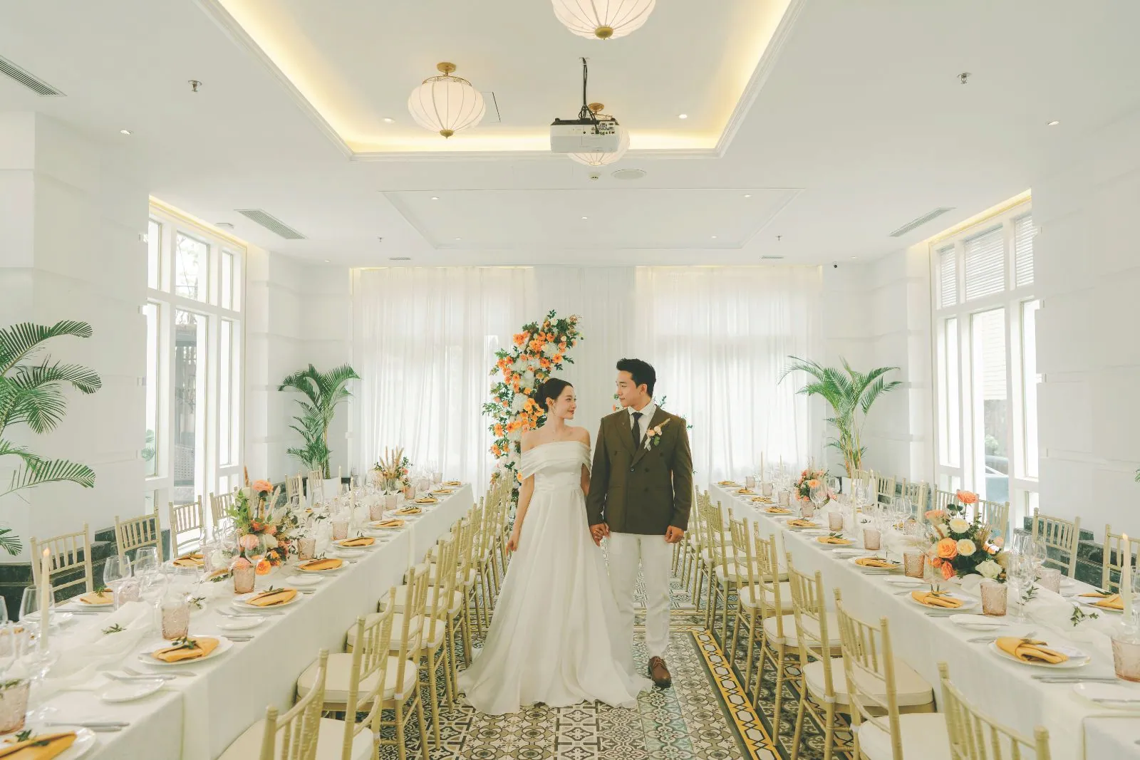 Cặp đôi trong không gian tiệc cưới trang nhã