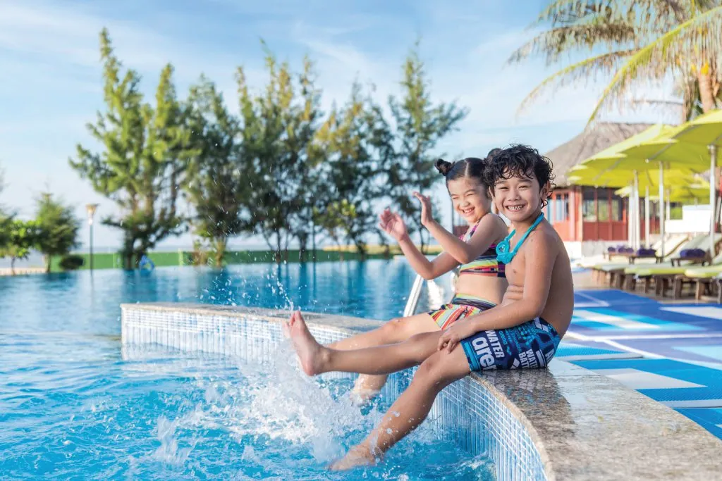 Trẻ em chơi bên hồ bơi