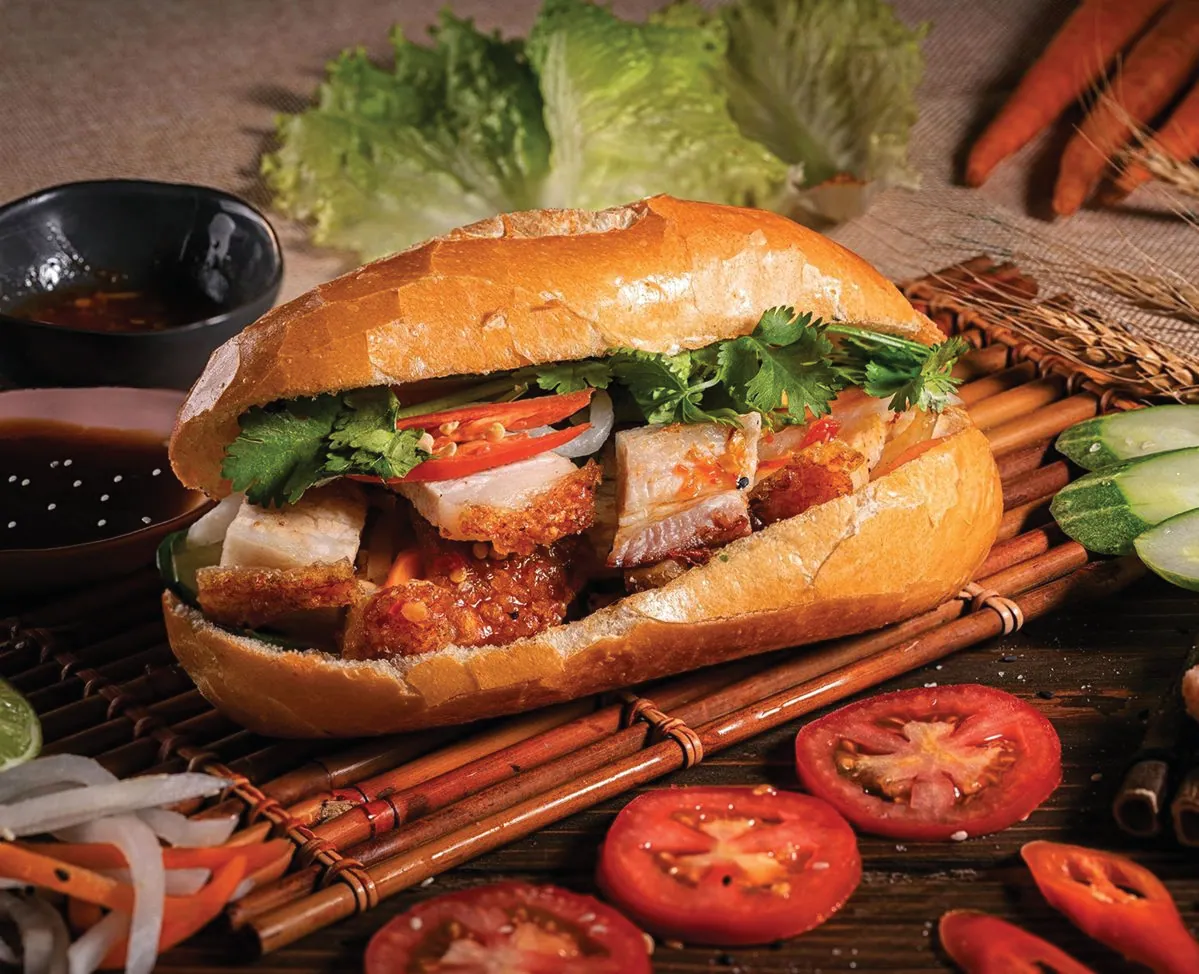 Bánh mì Việt Nam với thịt và rau tươi