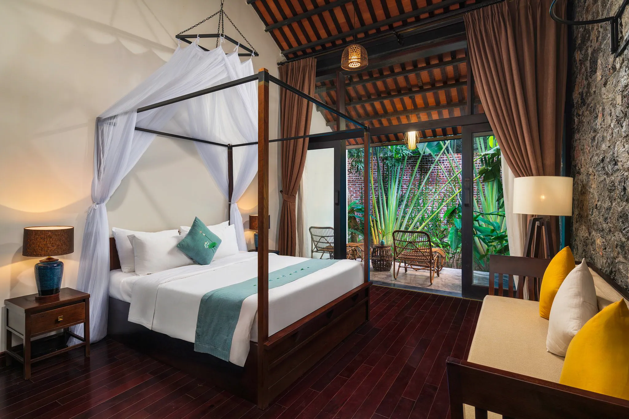Phòng ngủ Countryside Deluxe nhìn ra khu vườn
