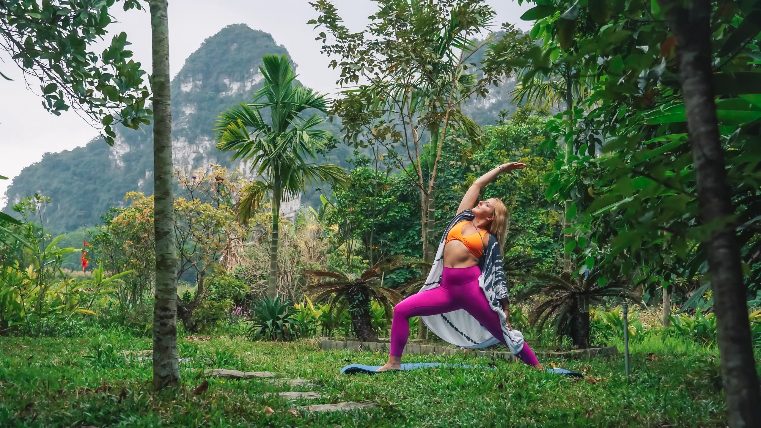 Tập yoga trong khu vườn xanh tại Aravinda